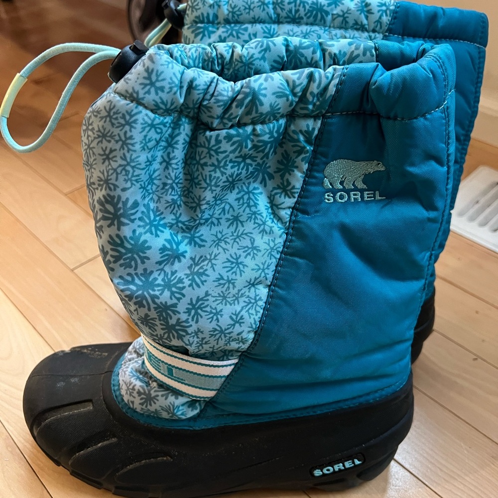 Sorel snow boots, size 6